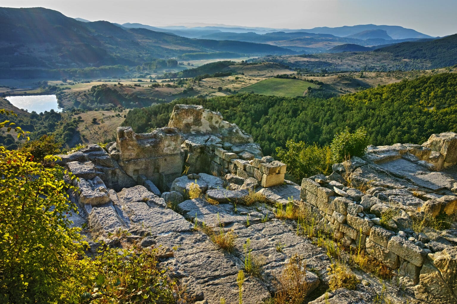 Alba all'antica città tracia di Perperikon, regione di Kardzhali, Bulgaria